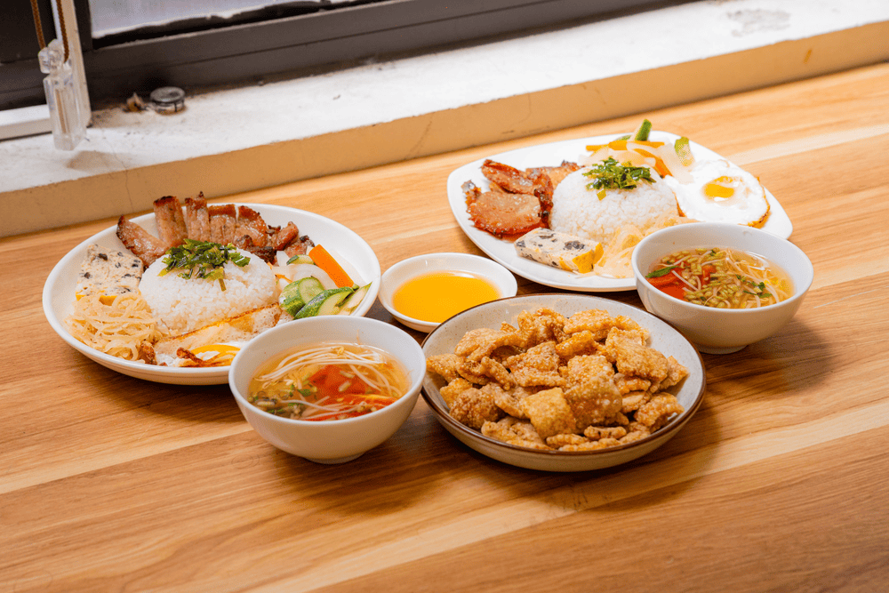 Thuy Linh Chau brings together grilled pork, egg meatloaf, pickles, and rice, all bathed in sweet chili sauce (Source: Fanpage Com Tam Thuy Linh Chau)